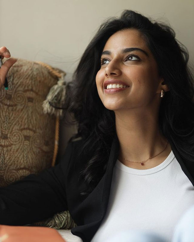 Staggering Poses of Meenakshii Chaudhary In Black Outfit